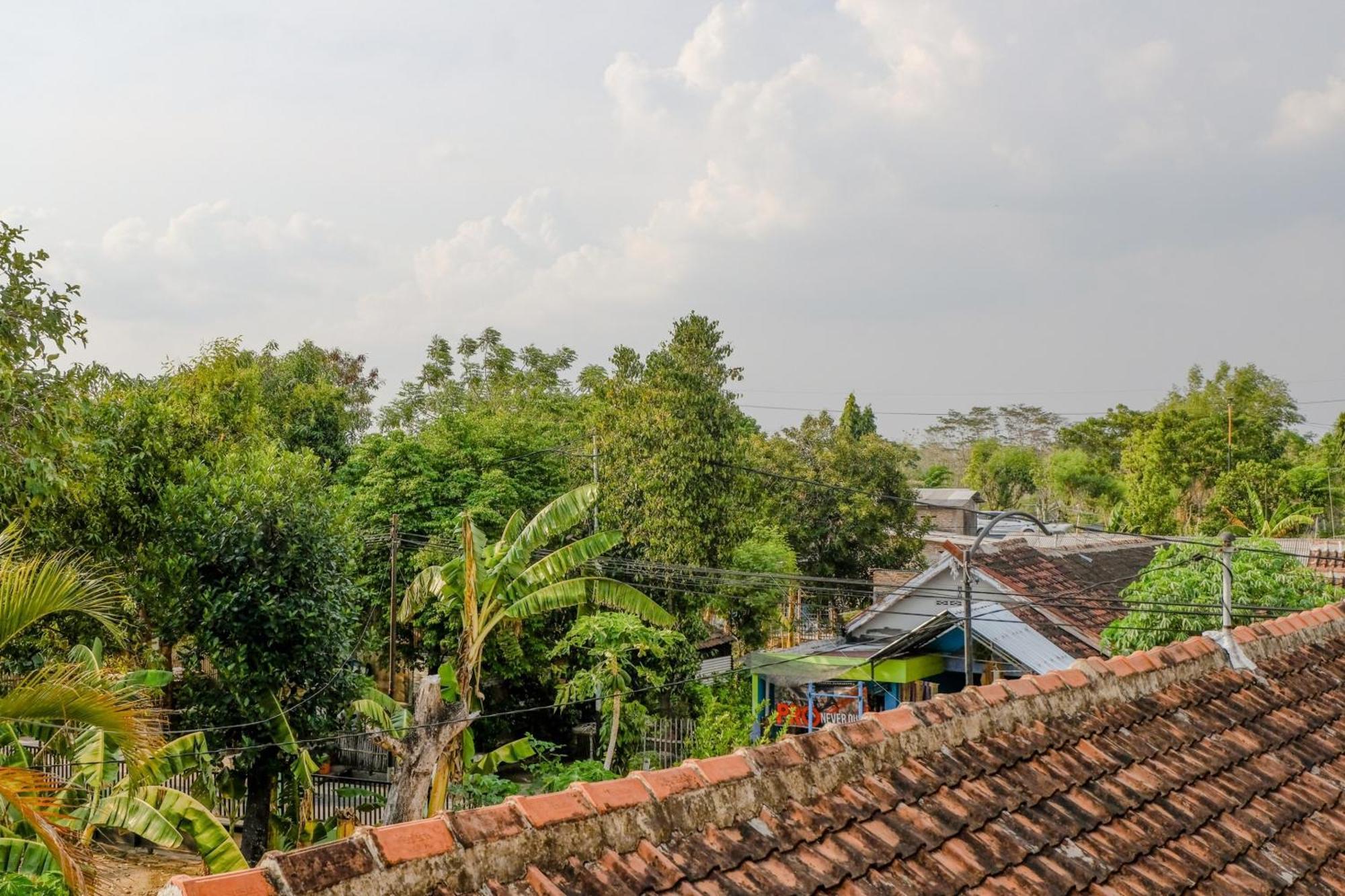Oyo 1784 Hj. Aniek Residence Madiun Exteriér fotografie