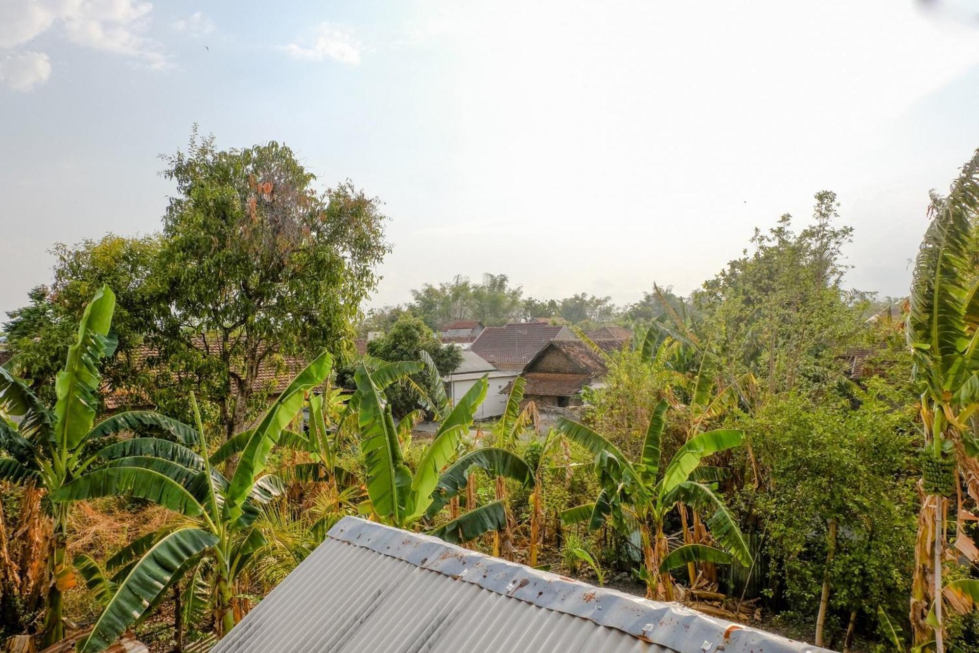 Oyo 1784 Hj. Aniek Residence Madiun Exteriér fotografie