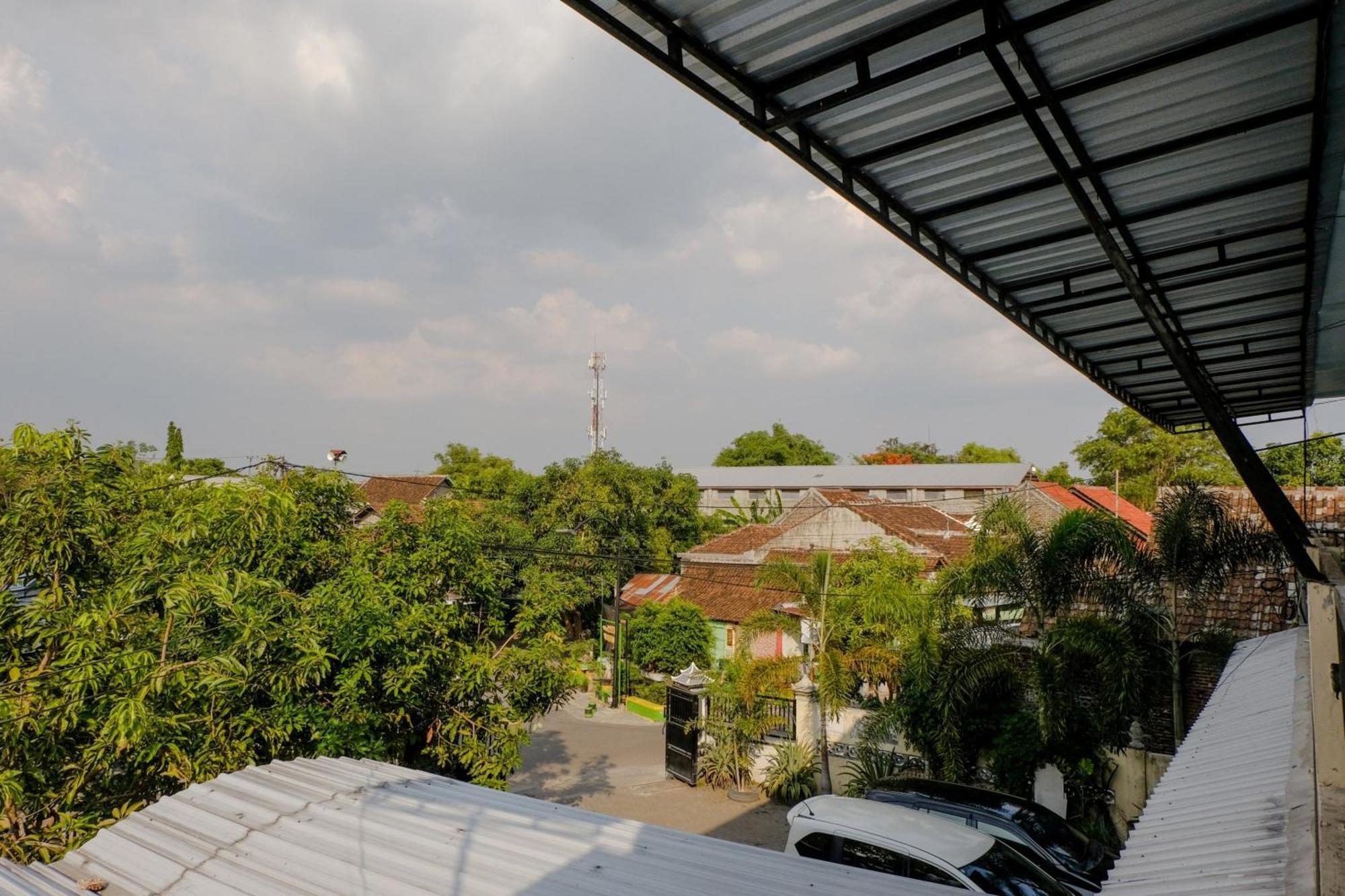 Oyo 1784 Hj. Aniek Residence Madiun Exteriér fotografie