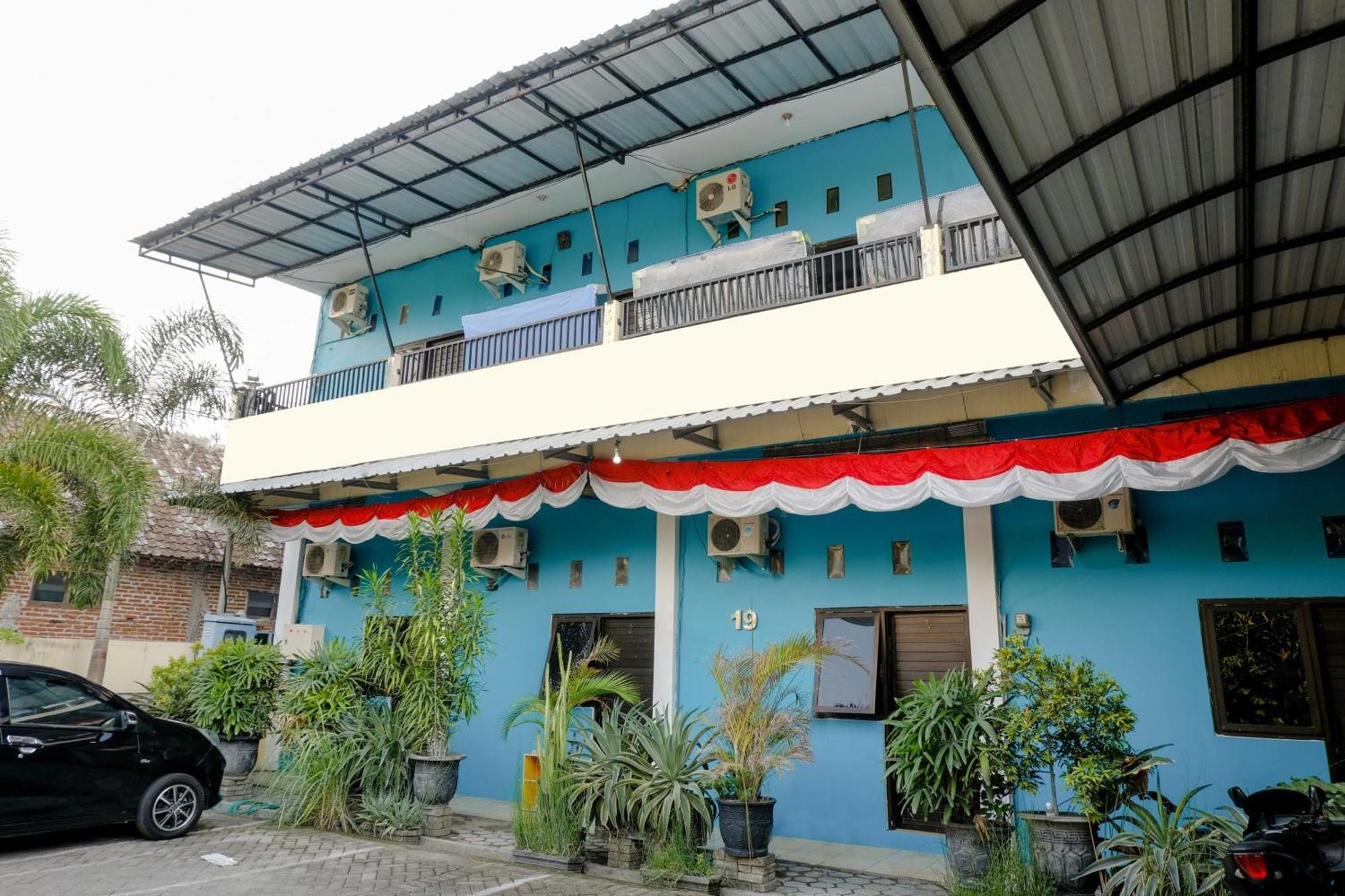 Oyo 1784 Hj. Aniek Residence Madiun Exteriér fotografie